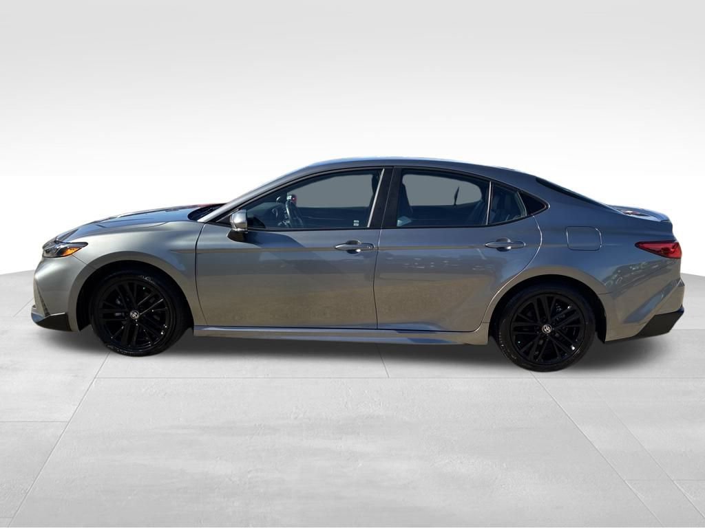 Used 2025 Toyota Camry SE image 2