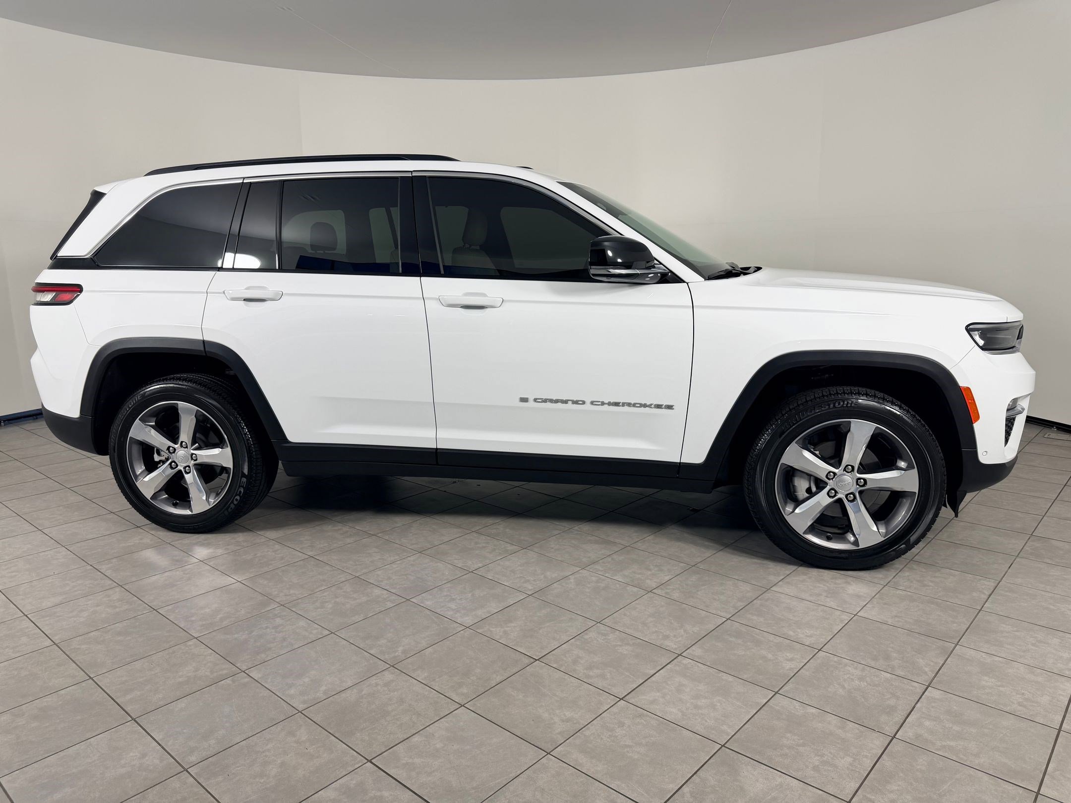 Used 2025 Jeep Grand Cherokee Limited w/ Luxury Tech Group II image 8