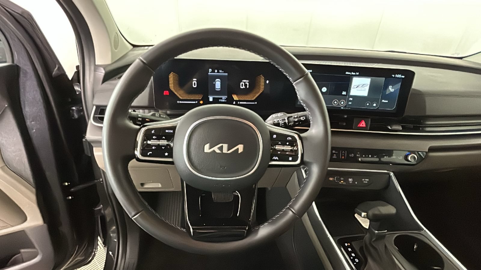 Used 2026 Kia Carnival EX FWD image 16