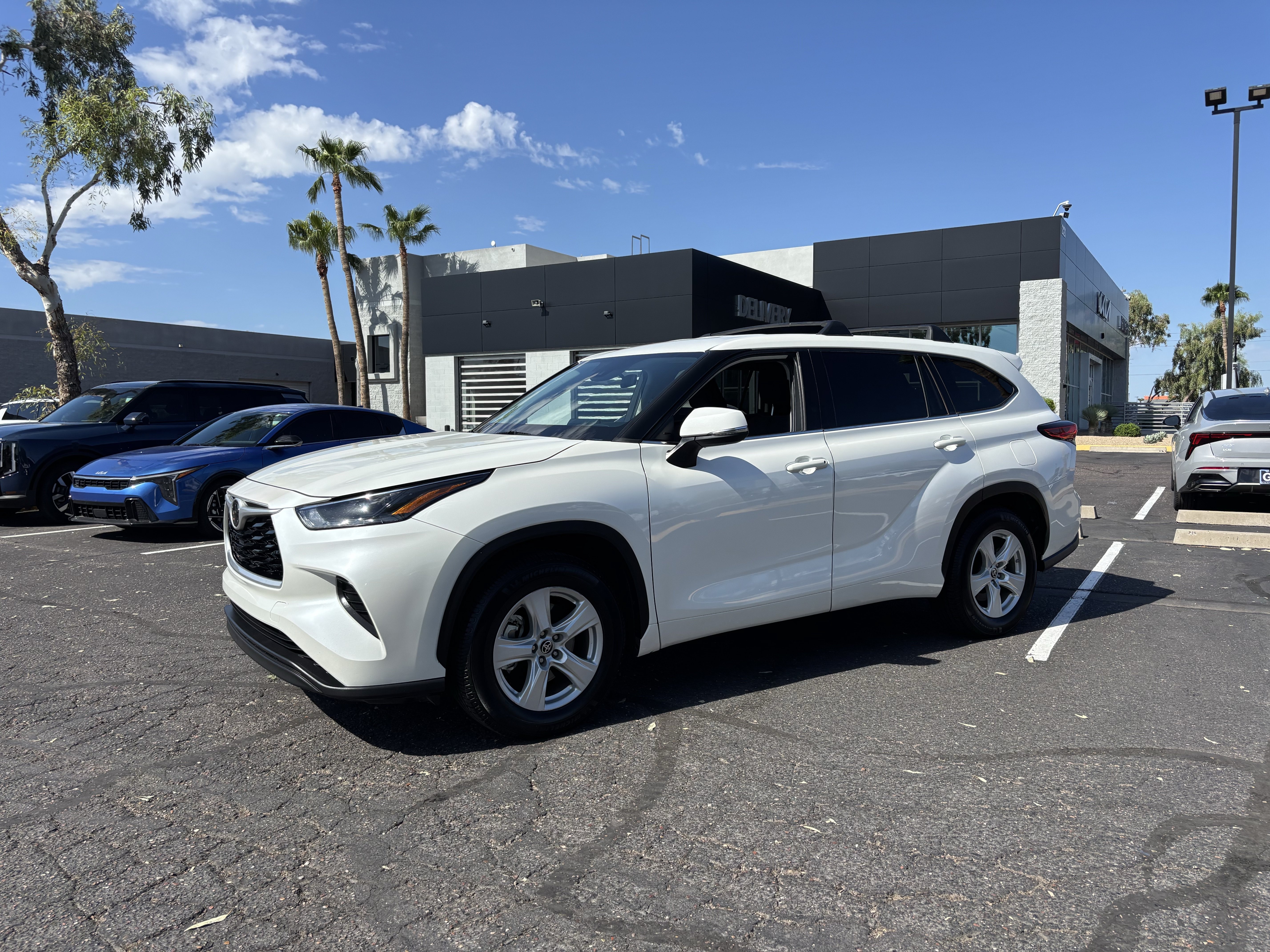 Used 2021 Toyota Highlander L FWD image 6