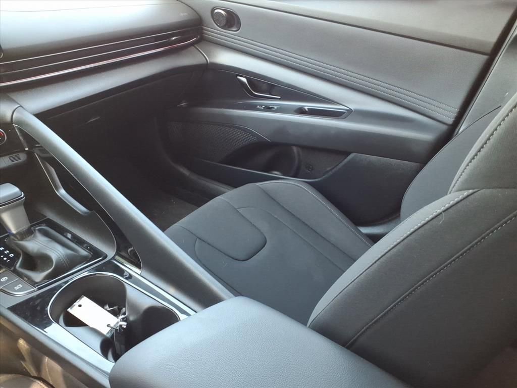 Used 2025 Hyundai Elantra SEL image 12