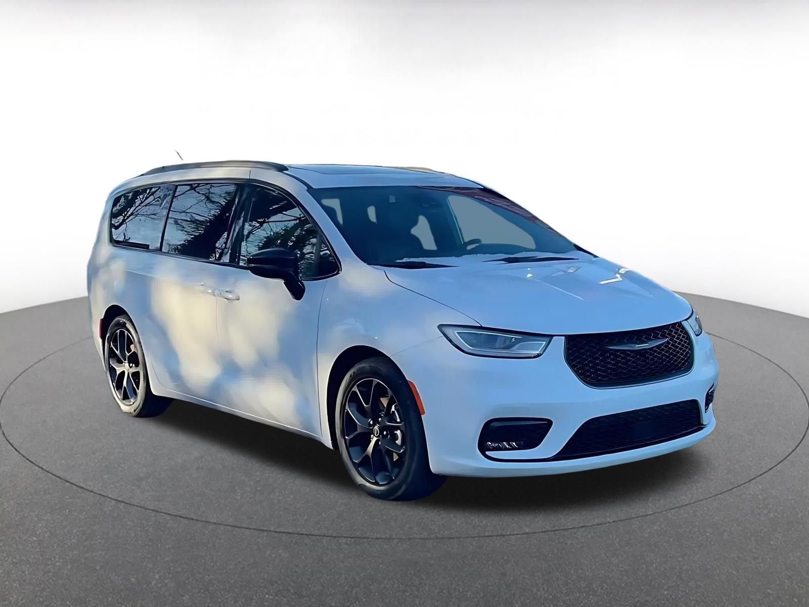 Used 2025 Chrysler Pacifica Limited image 3