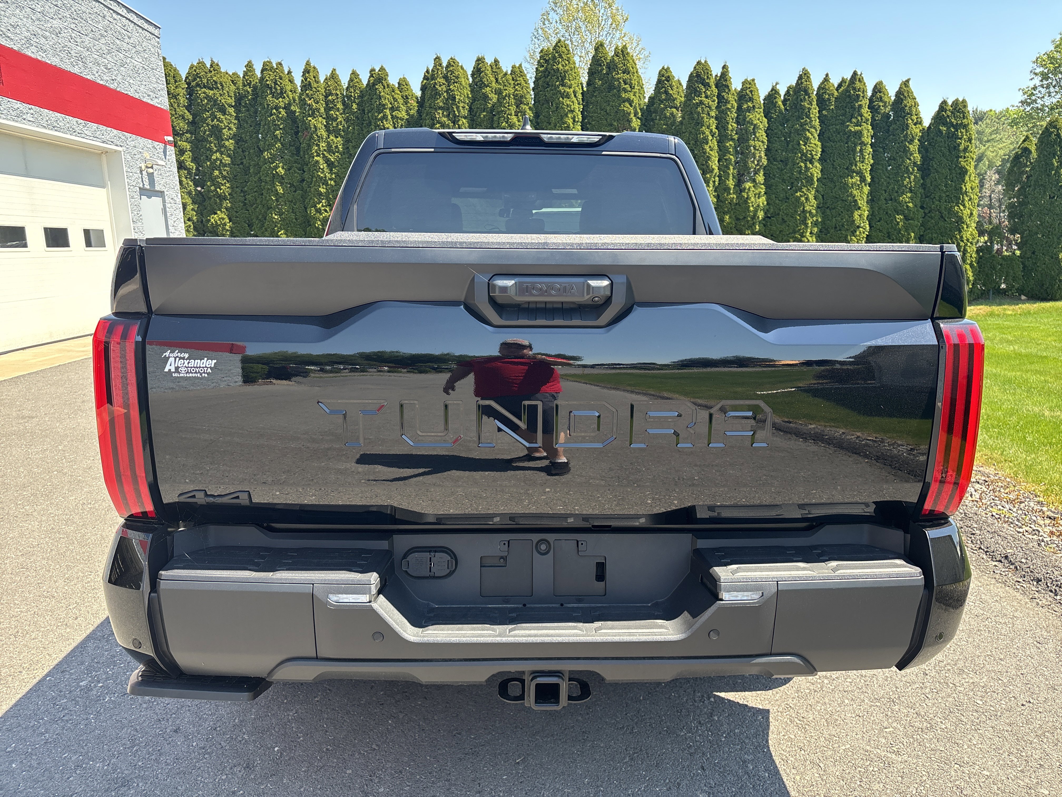 Used 2025 Toyota Tundra SR5 w/ SR5 Convenience Package AWD/4WD video 4