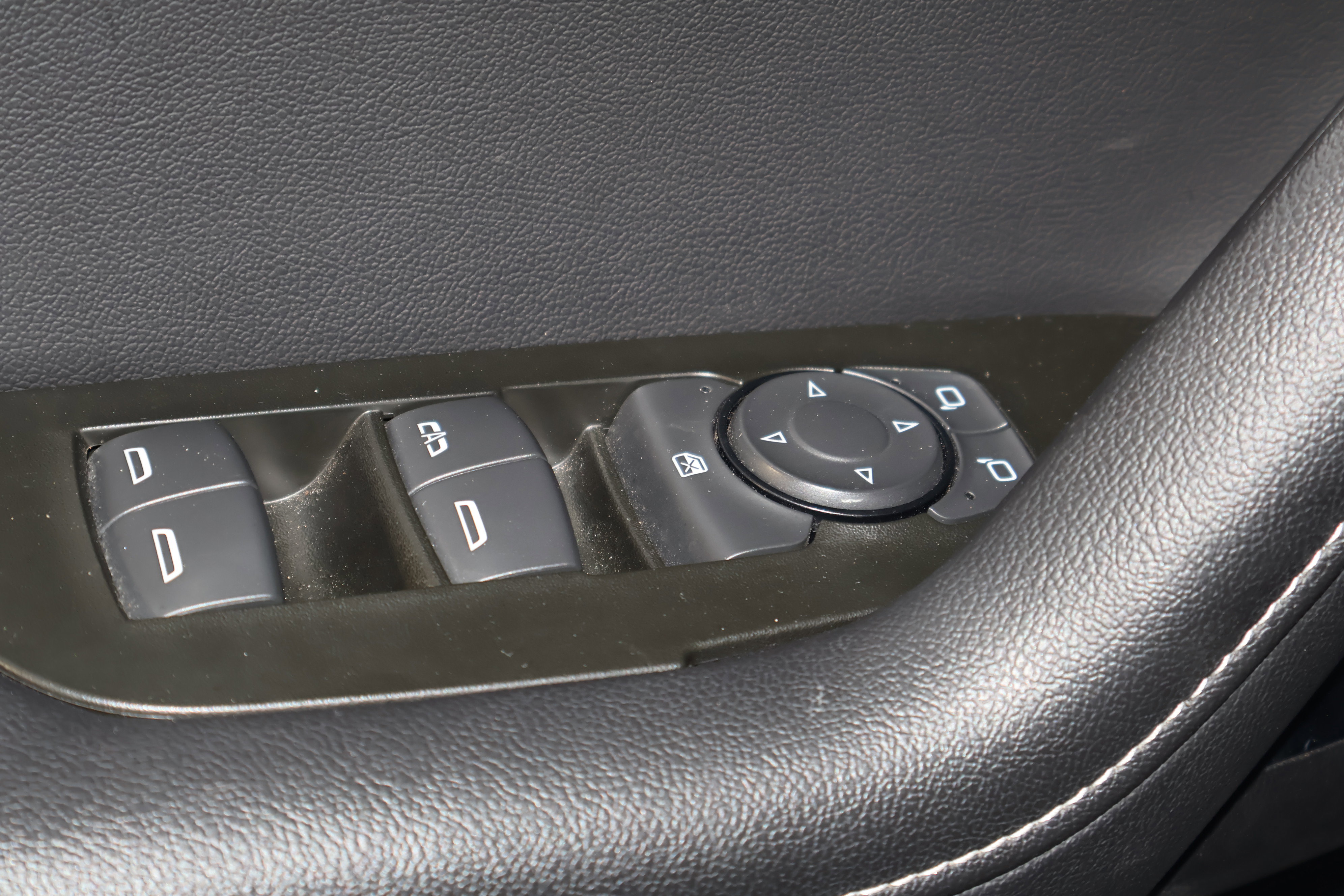 Used 2025 Chevrolet Blazer LT image 33