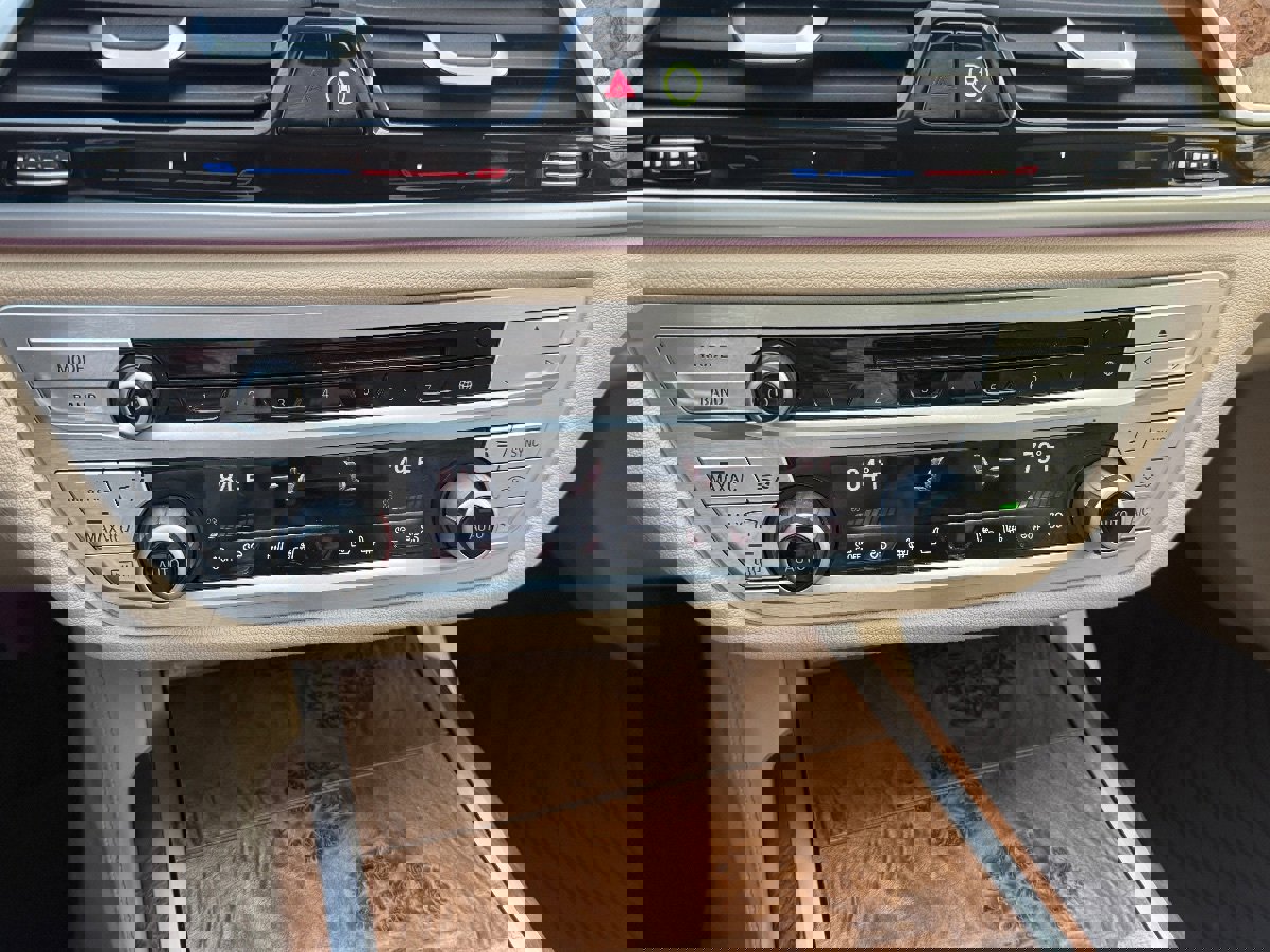 Used 2018 BMW 750i xDrive image 33