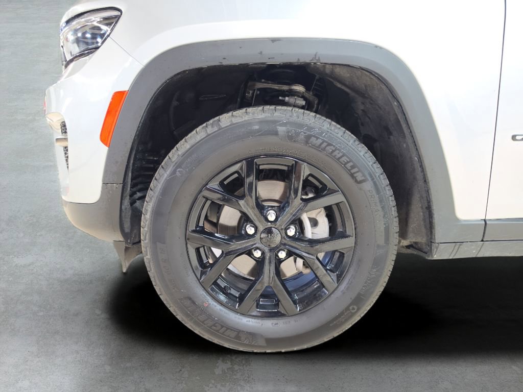 Used 2025 Jeep Grand Cherokee Altitude image 9