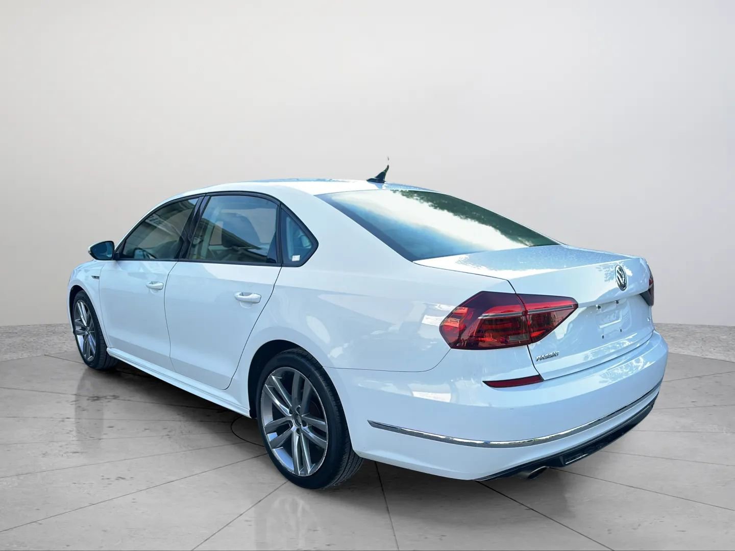 Used 2018 Volkswagen Passat 2.0T R-Line w/ R-Line Lighting Package FWD image 15