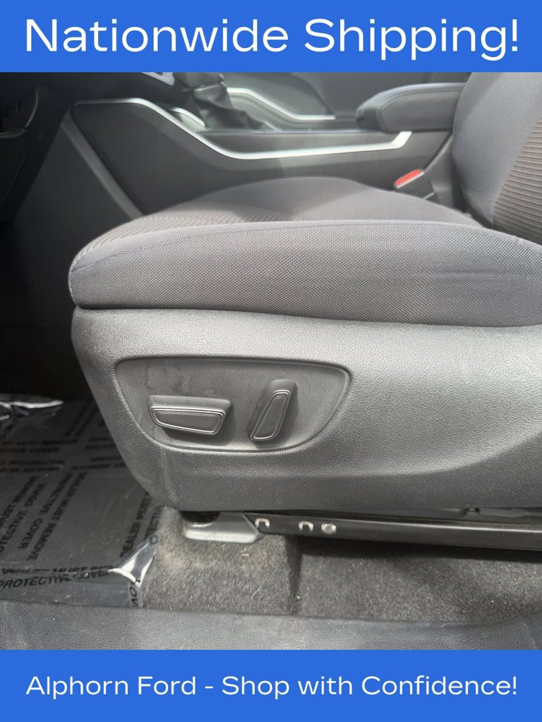 Used 2024 Toyota Highlander LE AWD/4WD image 15