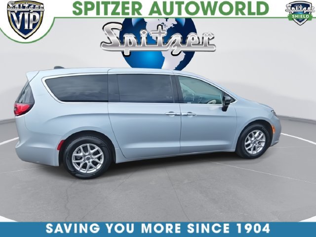 Used 2024 Chrysler Pacifica Touring-L FWD image 10