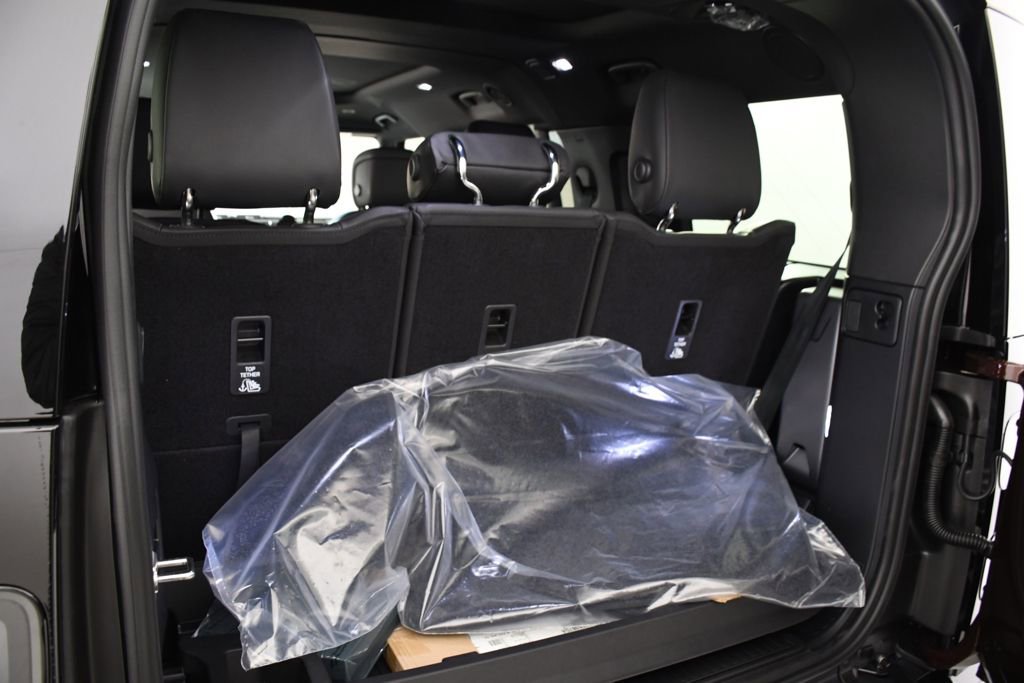 New 2026 Land Rover Defender 130 X-Dynamic SE AWD/4WD image 25