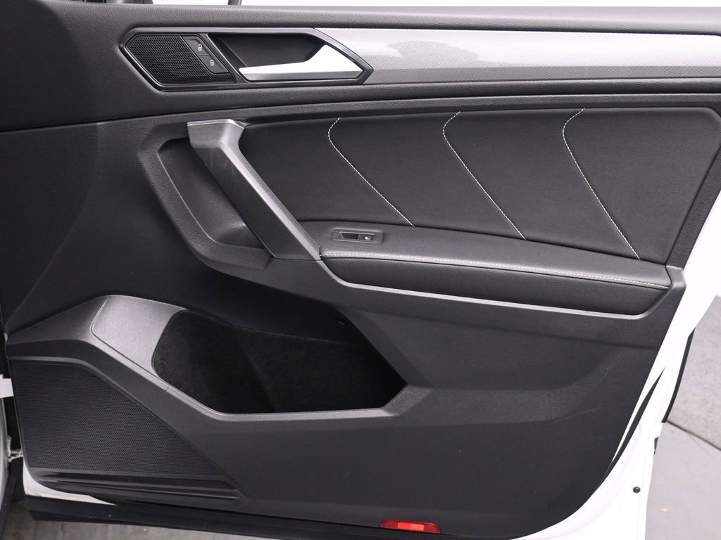 Used 2022 Volkswagen Tiguan SE w/ Panoramic Sunroof Package FWD image 22