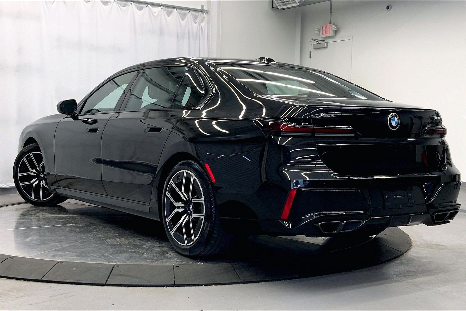 Used 2025 BMW 760i xDrive w/ Premium Package AWD/4WD image 2