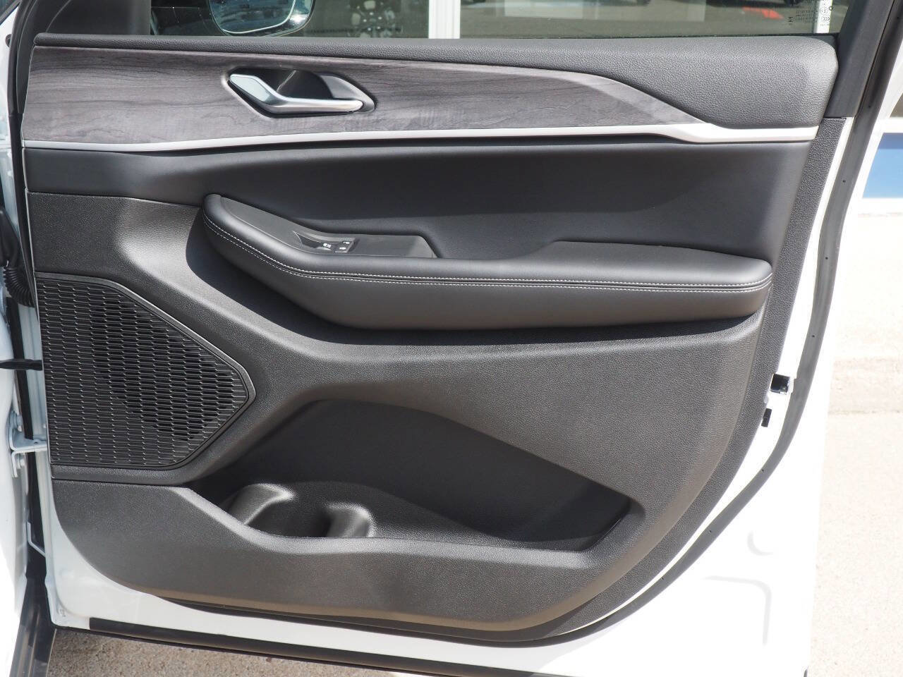 New 2025 Jeep Grand Cherokee L Limited image 12