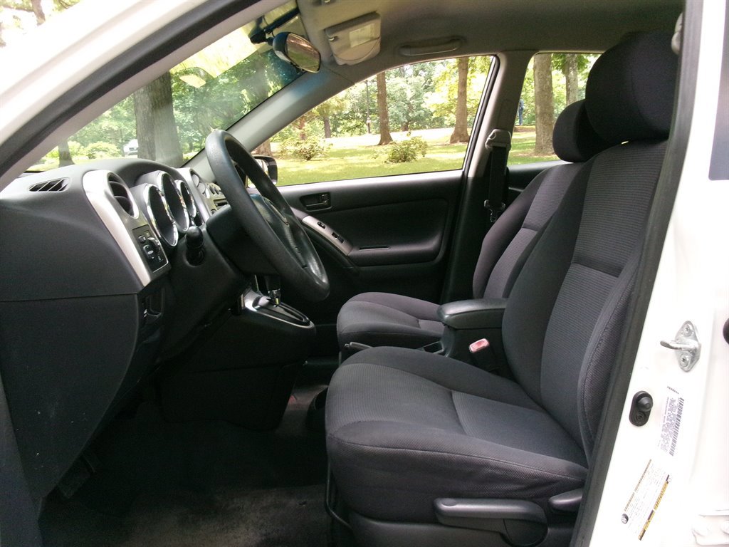 Used 2005 Pontiac Vibe w/ Power Group Value Package FWD image 10
