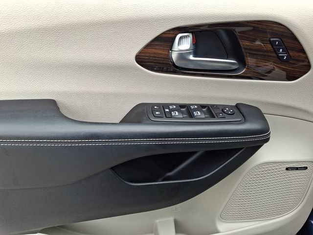 Used 2022 Chrysler Pacifica Limited AWD/4WD image 13