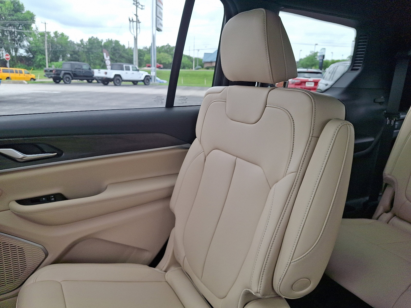 Used 2025 Jeep Grand Cherokee L Limited w/ Trailer Tow Package image 13