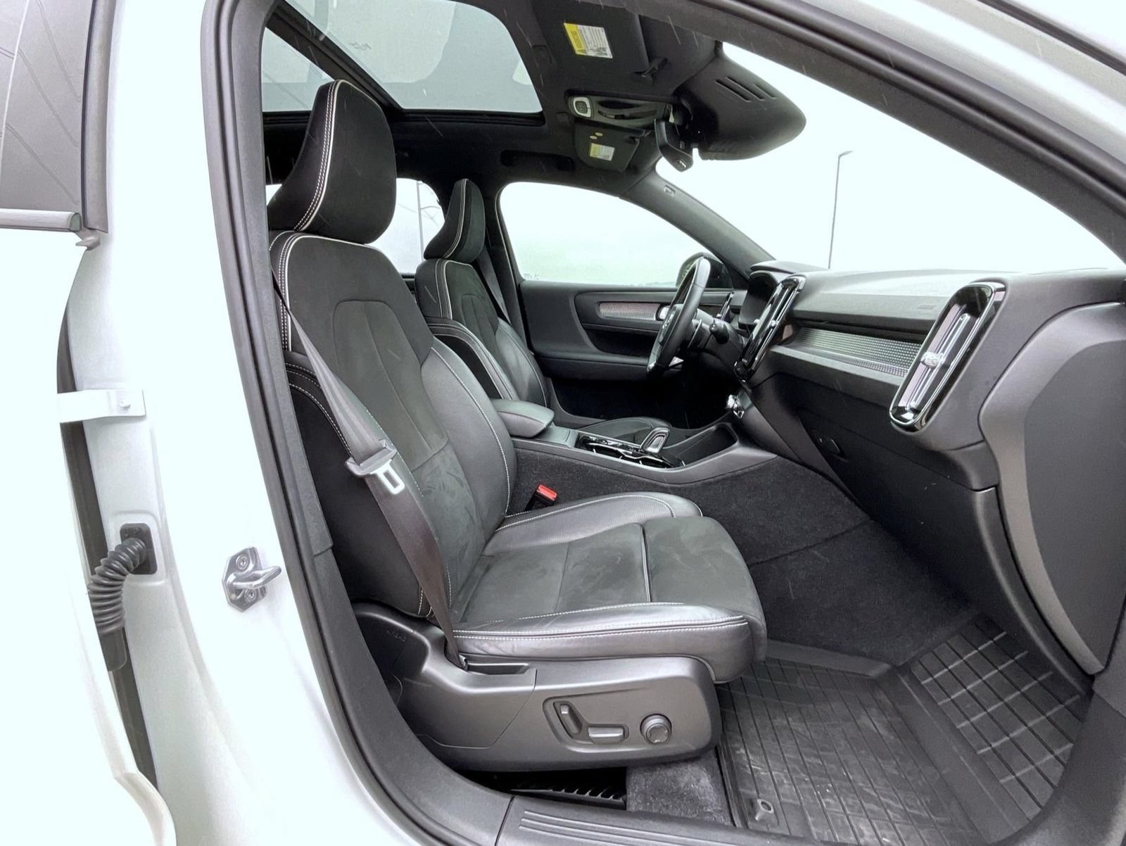 Used 2020 Volvo XC40 T5 R-Design AWD/4WD image 16