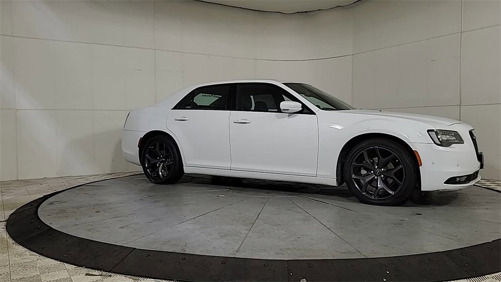 Used 2023 Chrysler 300 S image 9