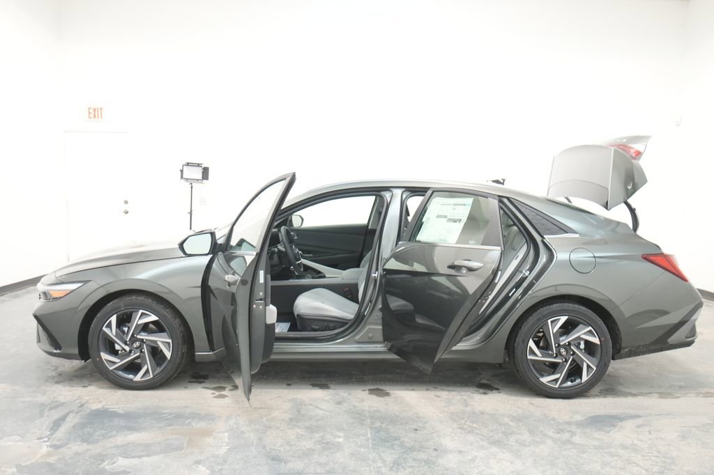New 2026 Hyundai Elantra Limited image 25