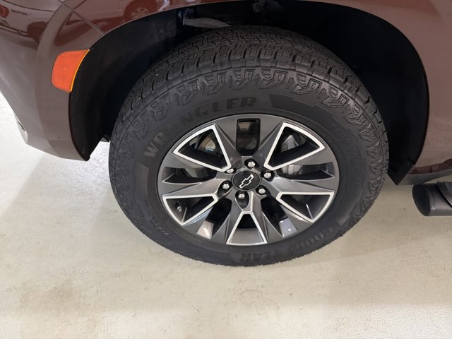 Used 2023 Chevrolet Tahoe Z71 w/ Luxury Package AWD/4WD image 11