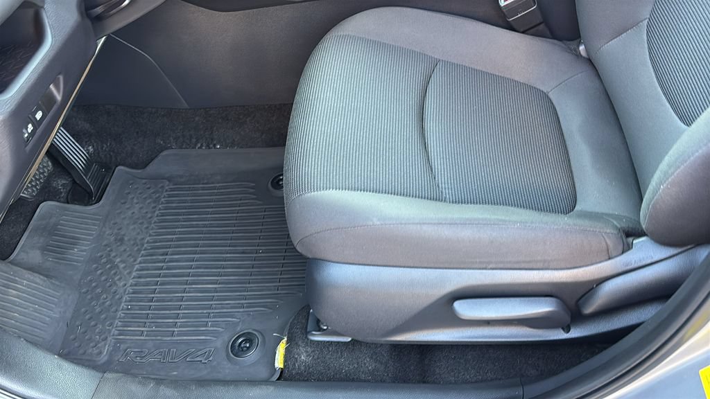 Used 2025 Toyota RAV4 LE AWD/4WD image 24