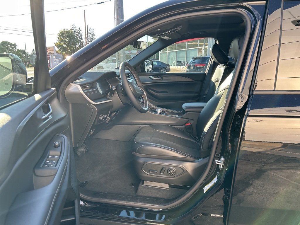 New 2025 Jeep Grand Cherokee L Altitude AWD/4WD image 9
