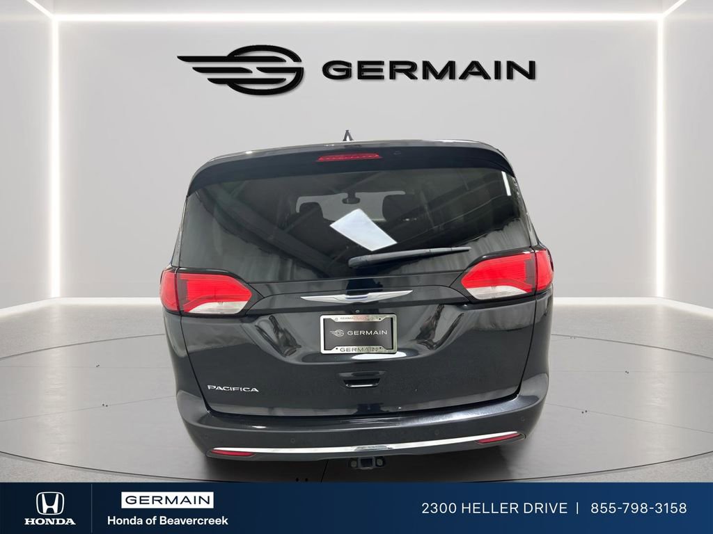 Used 2017 Chrysler Pacifica Touring-L image 6