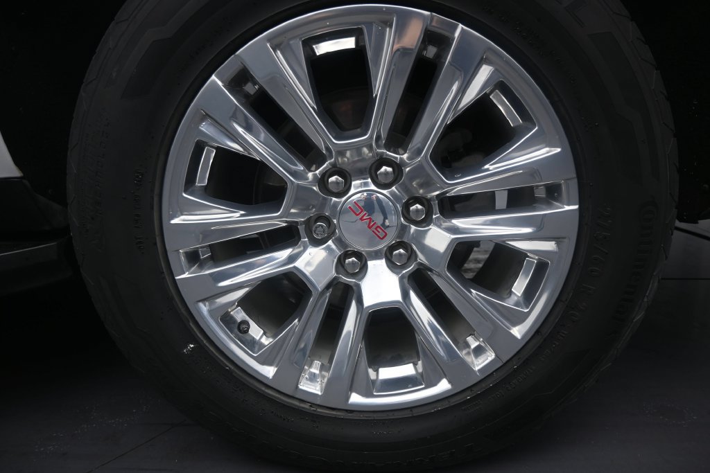 Used 2021 GMC Yukon Denali w/ Advanced Technology Package AWD/4WD image 10