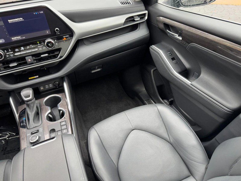 Used 2023 Toyota Highlander image 16