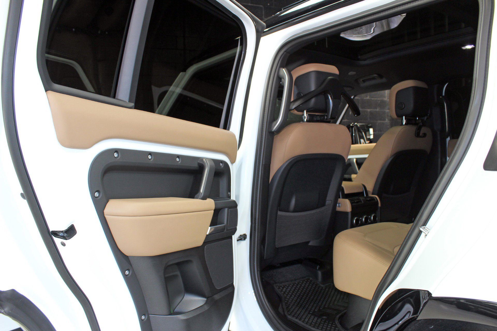 Used 2025 Land Rover Defender 110 X-Dynamic SE image 35