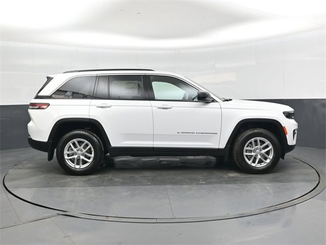 New 2025 Jeep Grand Cherokee Laredo image 2