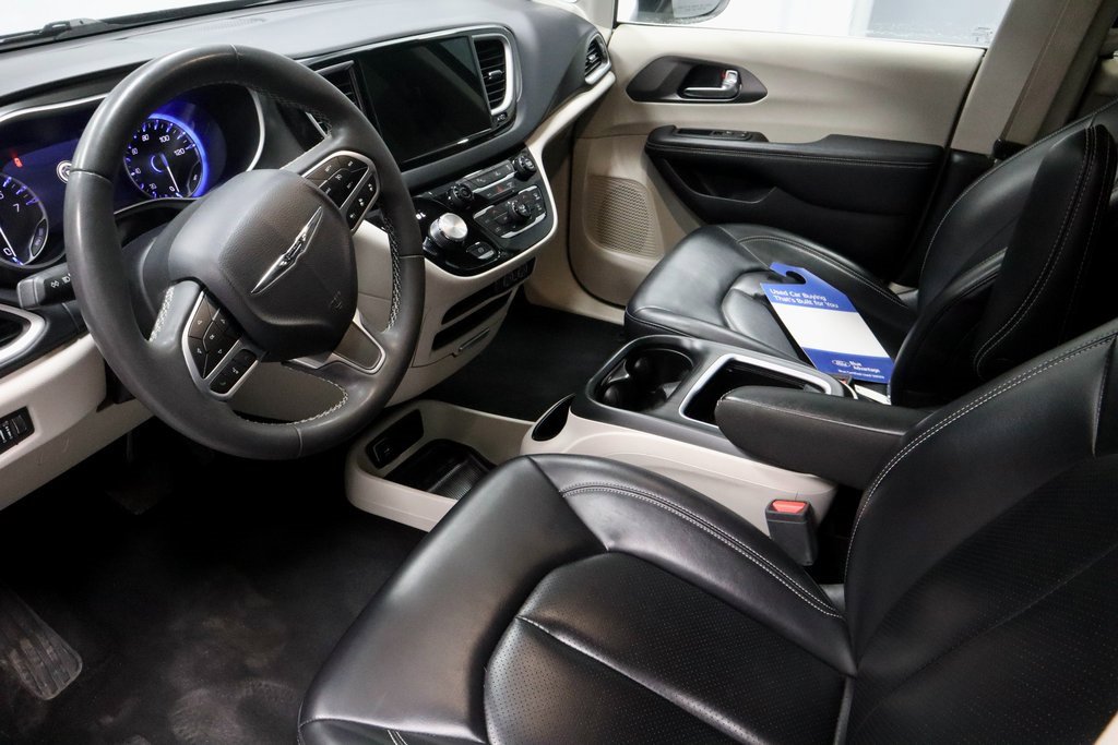 Used 2023 Chrysler Pacifica Touring-L image 24