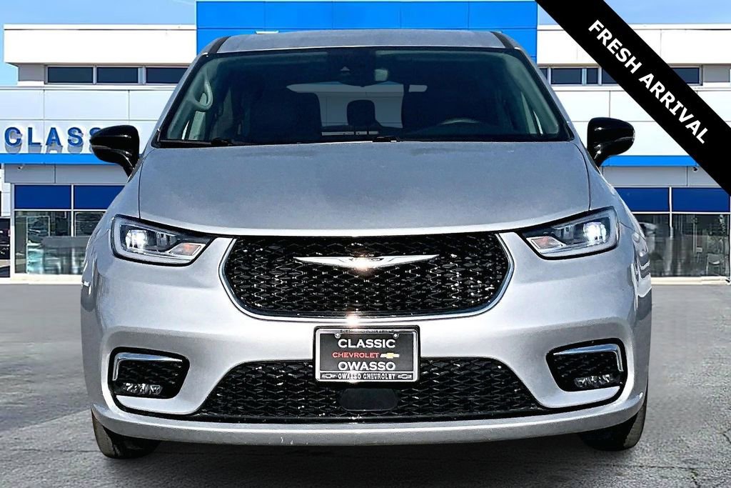 Used 2024 Chrysler Pacifica Touring-L image 2