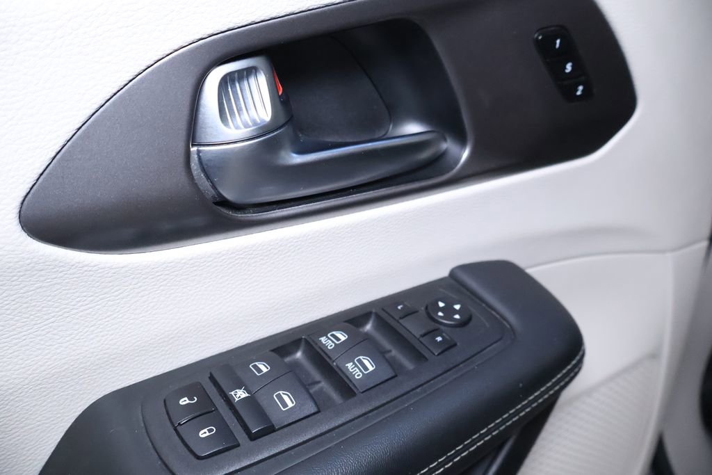 Used 2023 Chrysler Pacifica Touring-L image 13