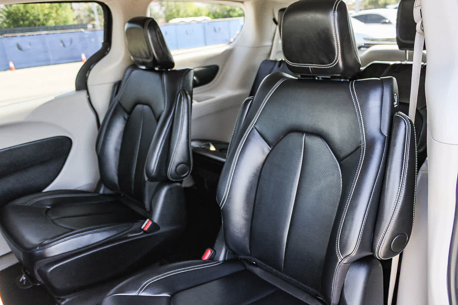 Used 2024 Chrysler Pacifica Limited FWD image 17