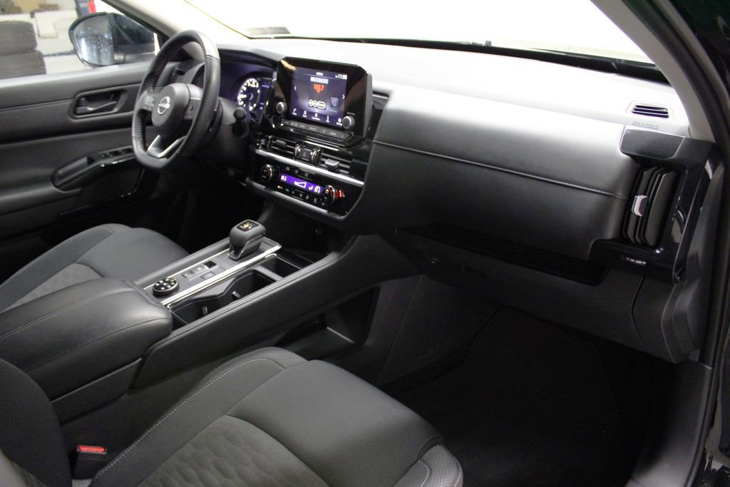 Used 2025 Nissan Pathfinder SV AWD/4WD image 33