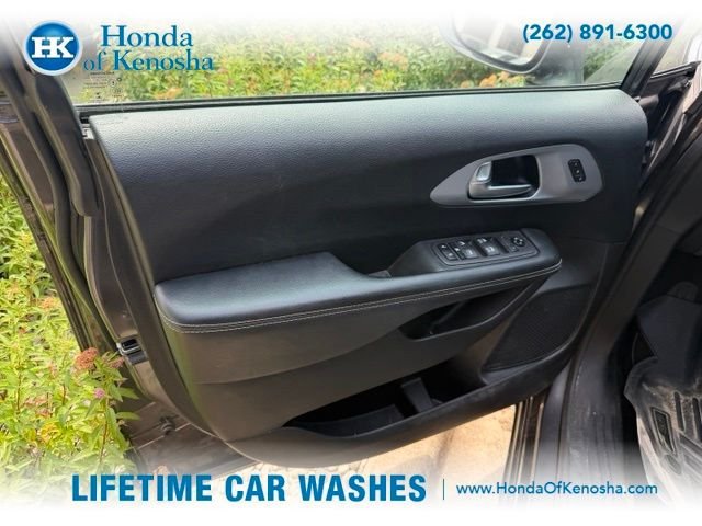 Used 2021 Chrysler Pacifica Touring-L w/ S Appearance Package FWD image 5