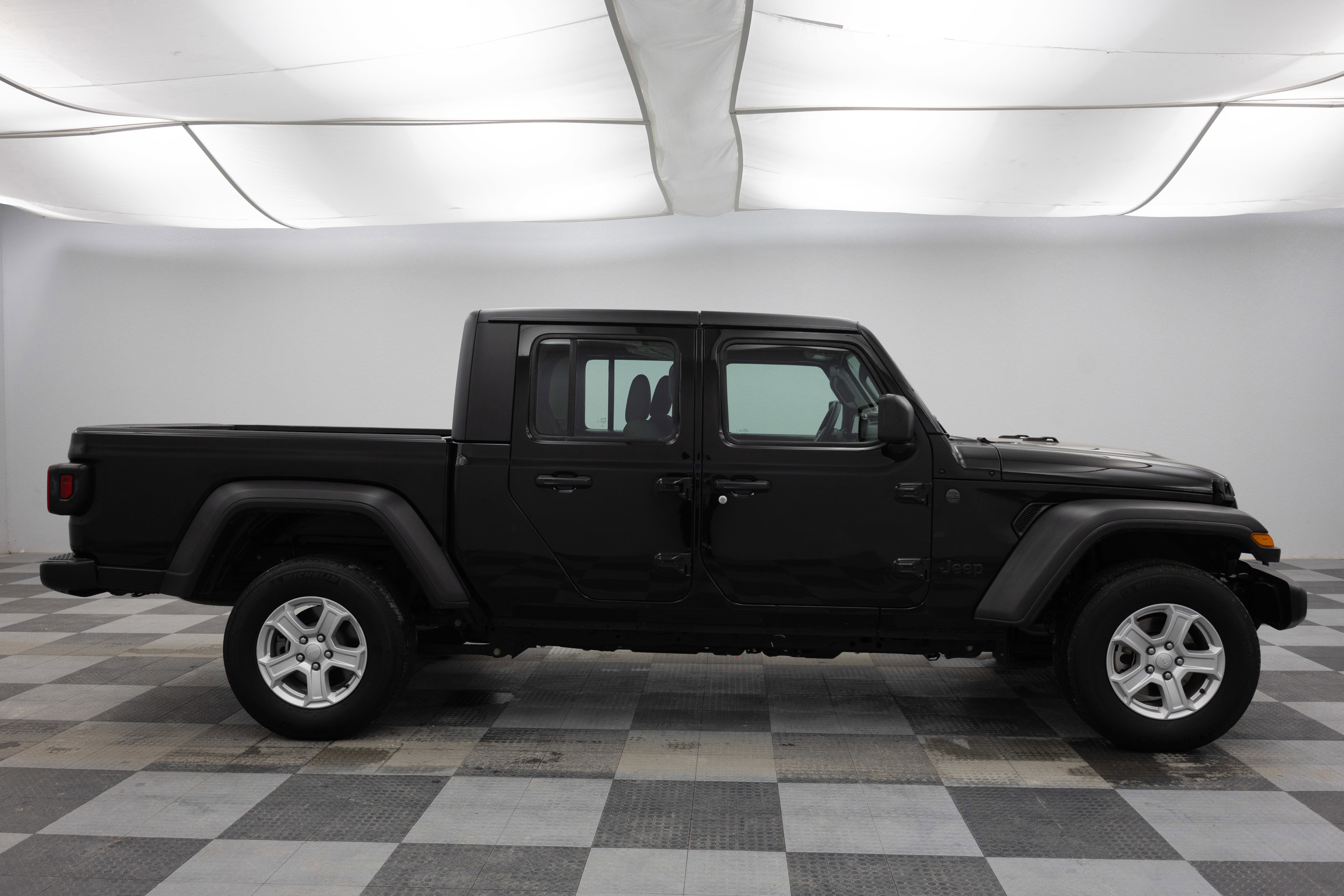 Used 2024 Jeep Gladiator Sport image 11