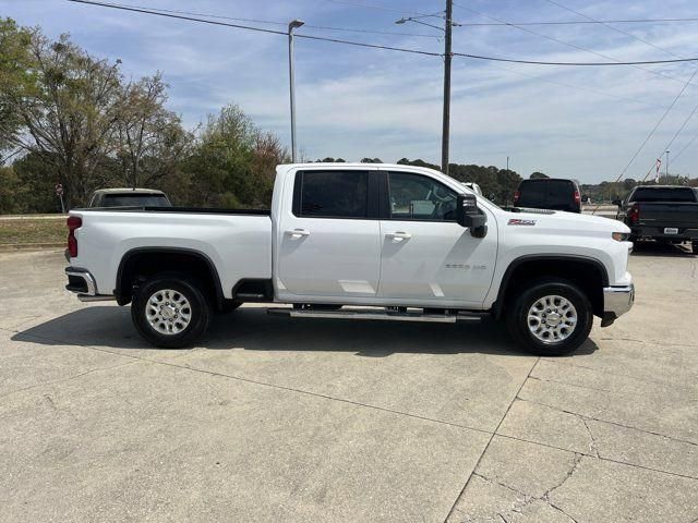 Used 2025 Chevrolet Silverado 2500 LT AWD/4WD image 4