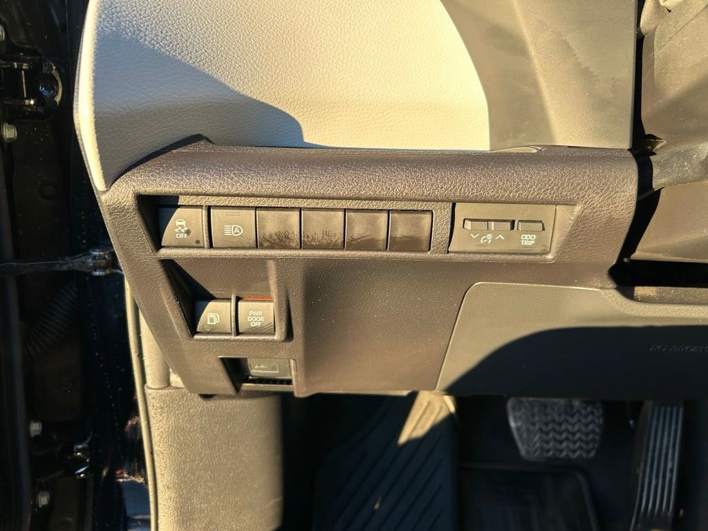 Used 2025 Toyota Sienna LE image 25