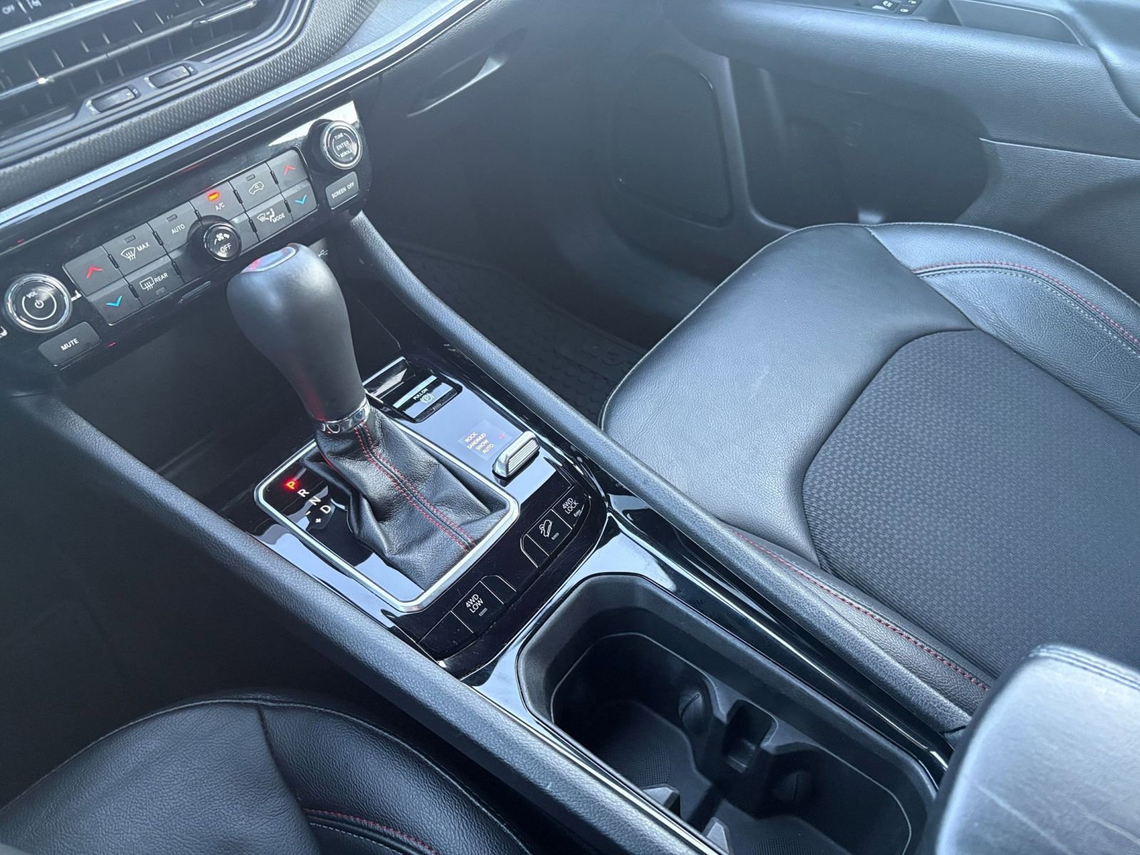 Used 2025 Jeep Compass Trailhawk image 40