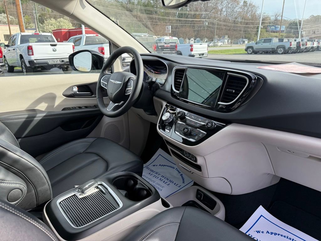 Used 2024 Chrysler Pacifica Touring-L image 11