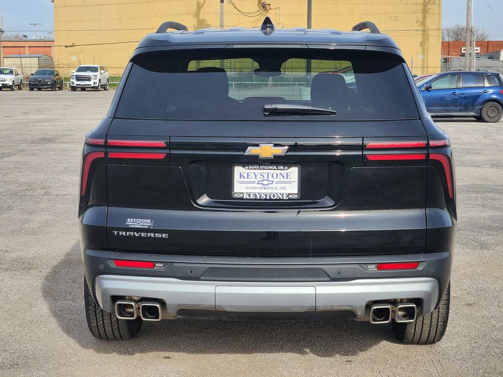 Used 2025 Chevrolet Traverse LT image 6