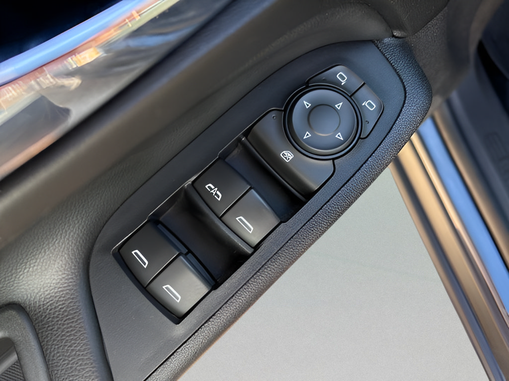 Used 2018 Chevrolet Equinox LT FWD image 17