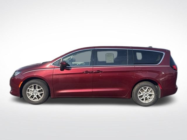 Used 2023 Chrysler Voyager LX FWD image 3