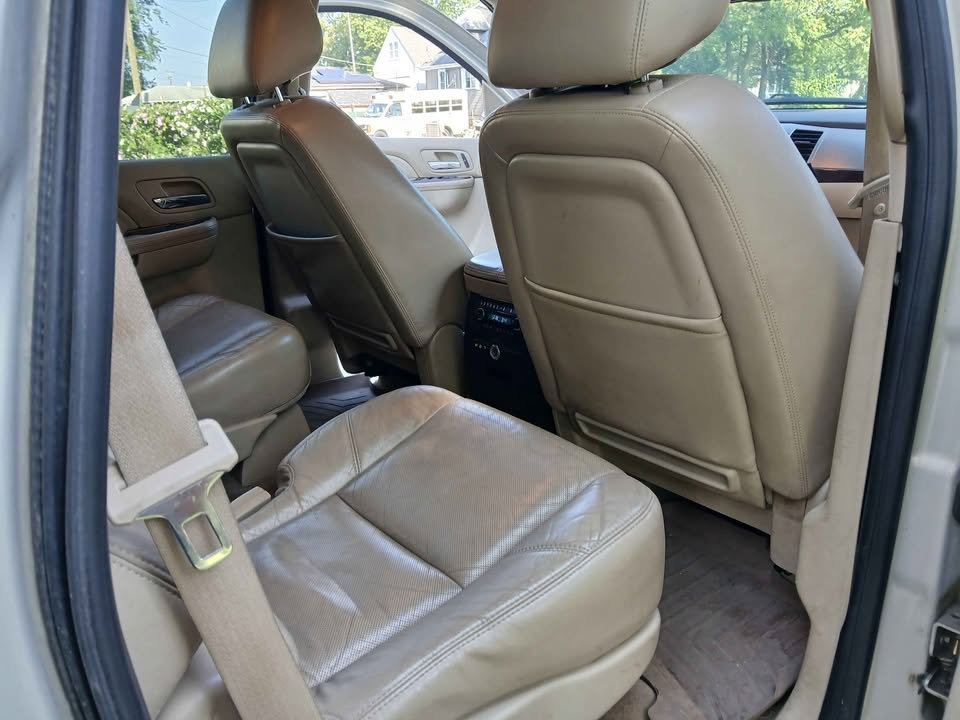 Used 2011 Cadillac Escalade Luxury image 13