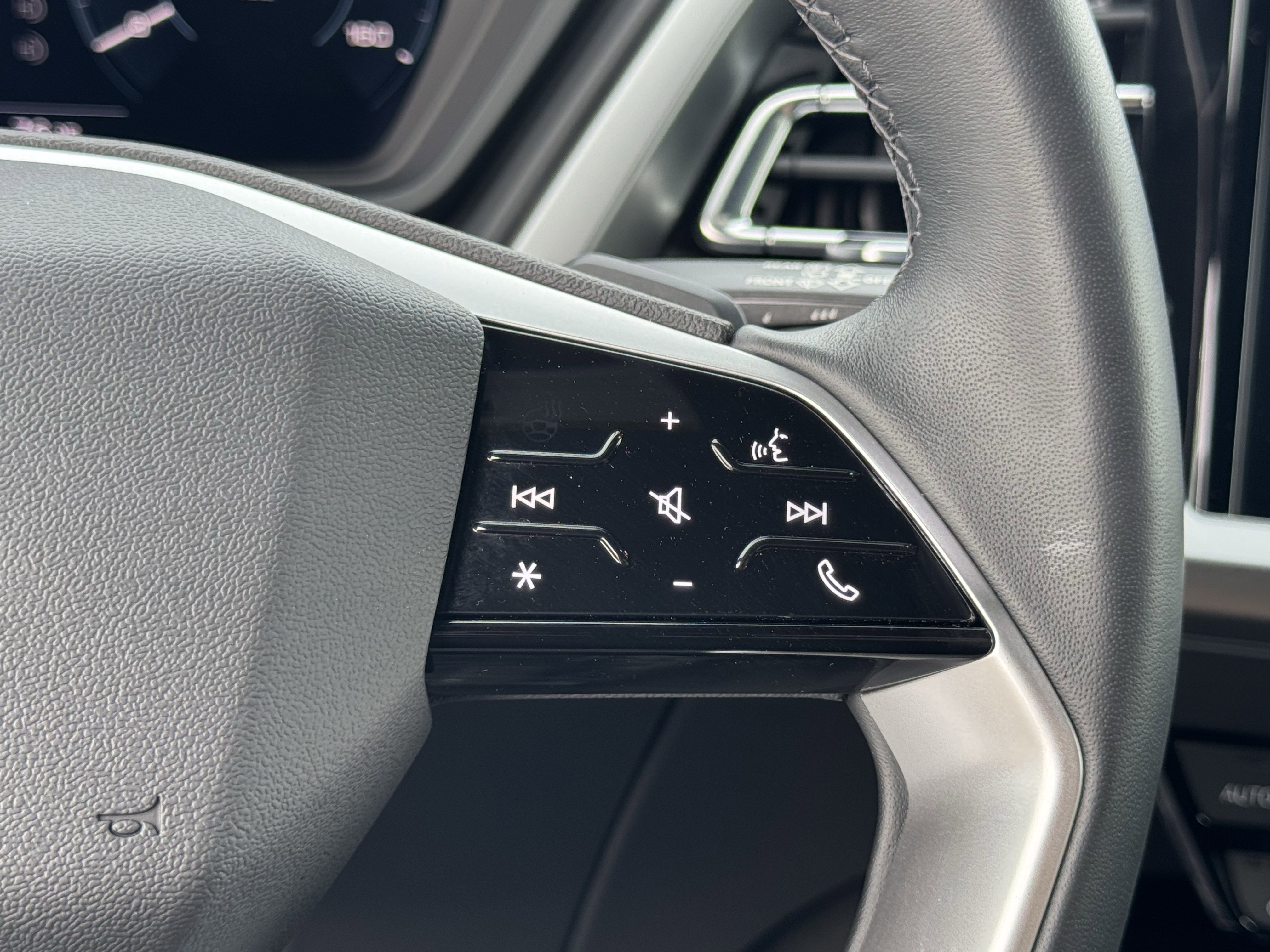 Used 2024 Audi Q4 e-tron Premium w/ Convenience Package image 20