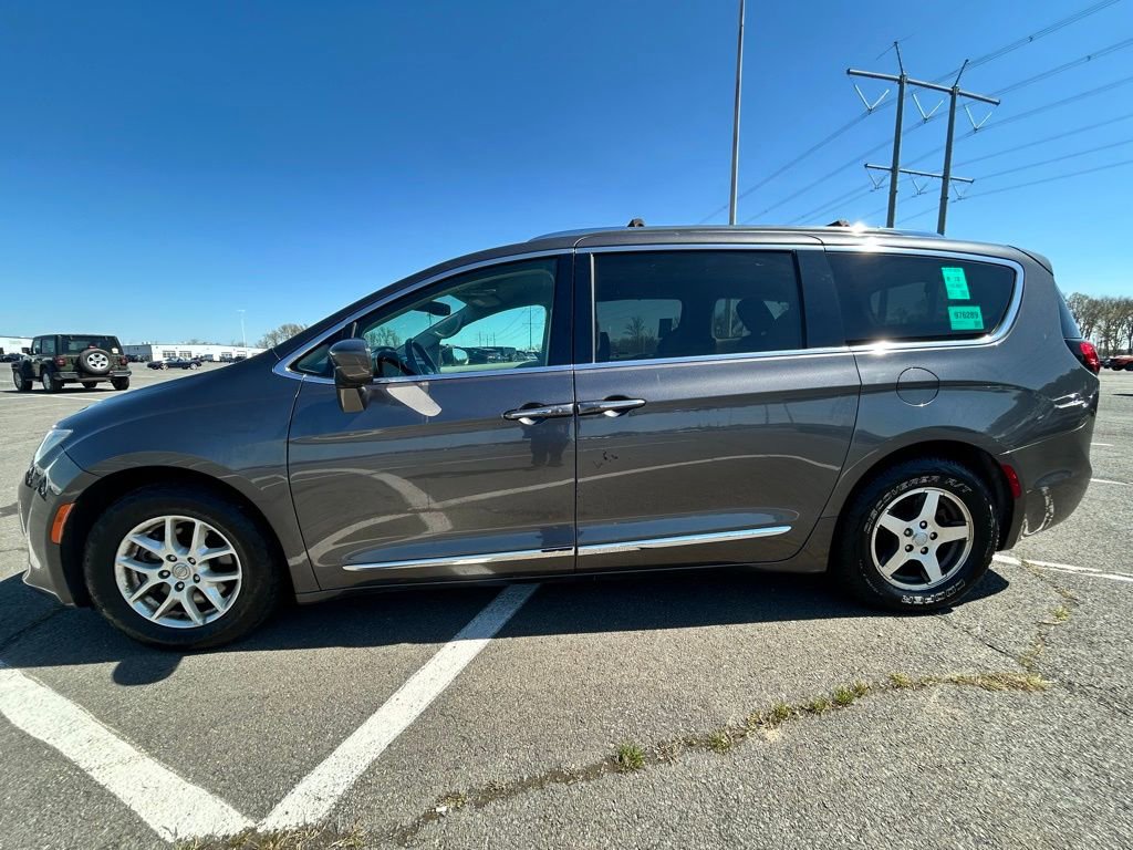 Used 2020 Chrysler Pacifica Touring-L FWD image 5