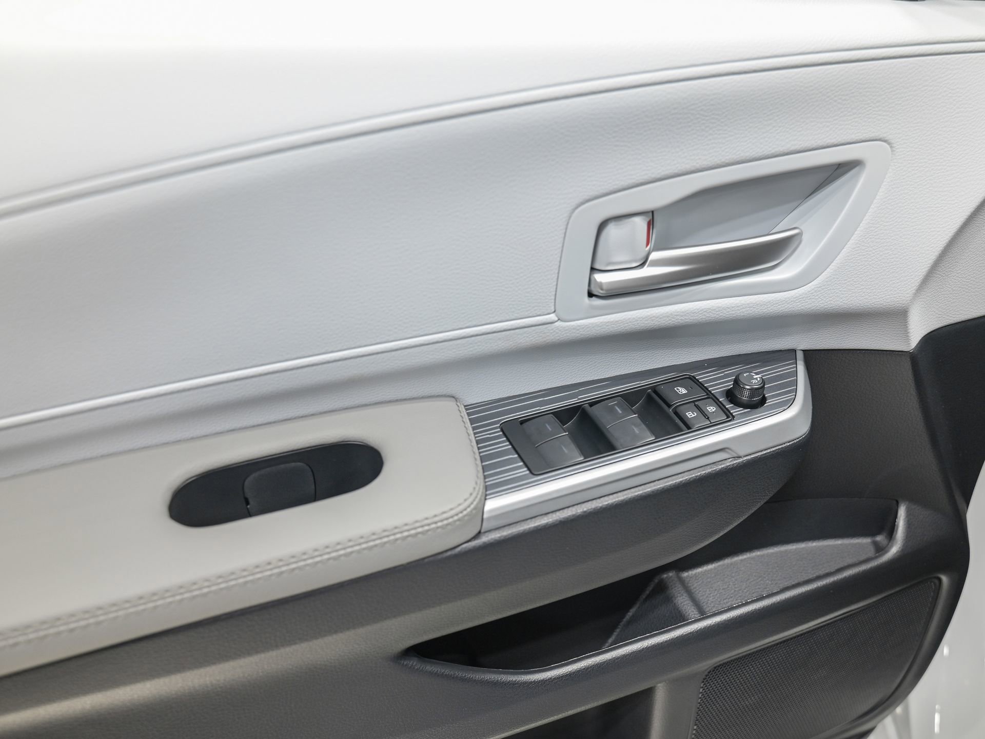 Used 2026 Toyota Sienna XLE image 13