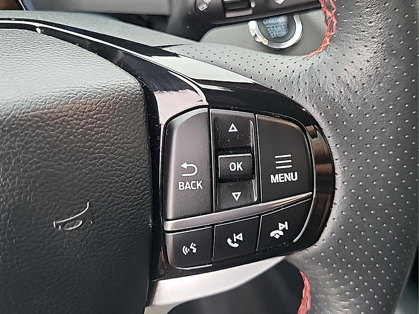 Used 2025 Ford Explorer ST-Line w/ ST-Line Street Pack AWD/4WD image 18
